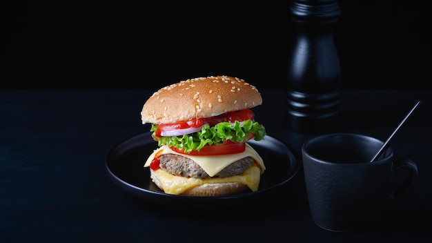 Hamburguesa de ternera casera de primer plano en la mesa de madera