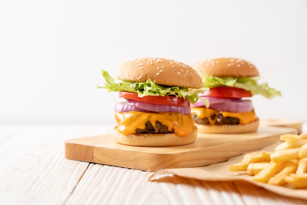 hamburguesa de ternera fresca y sabrosa con queso y papas fritas