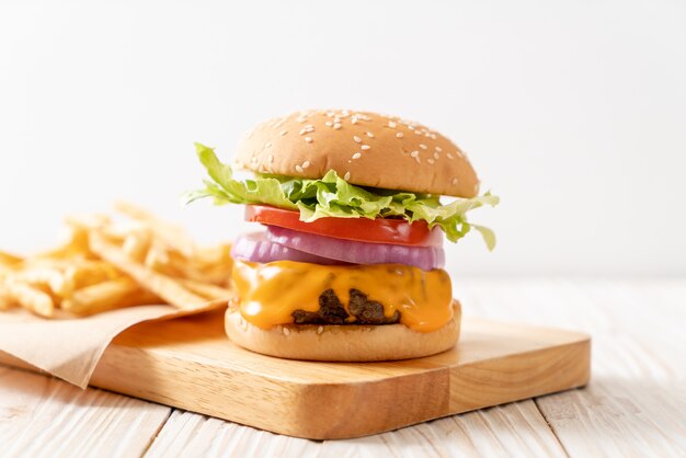 hamburguesa de ternera fresca y sabrosa con queso y papas fritas