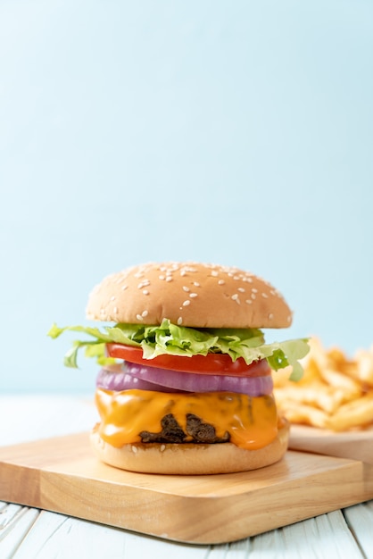 hamburguesa de ternera fresca y sabrosa con queso y papas fritas