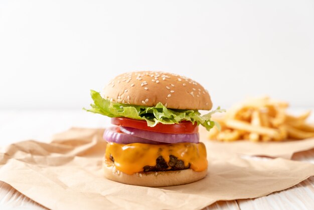 hamburguesa de ternera fresca y sabrosa con queso y papas fritas