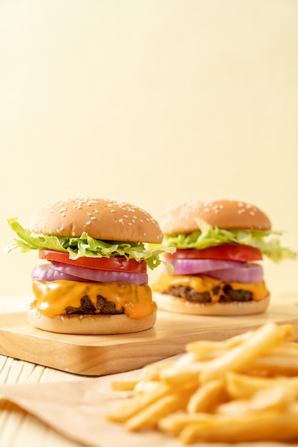 hamburguesa de ternera fresca y sabrosa con queso y papas fritas