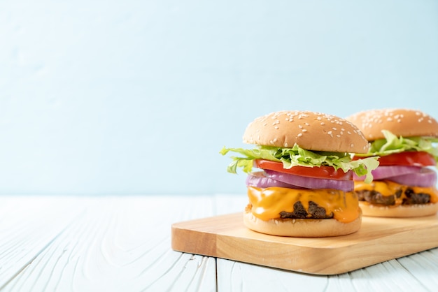 hamburguesa de ternera fresca y sabrosa con queso y papas fritas