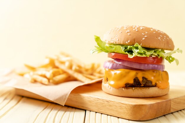 hamburguesa de ternera fresca y sabrosa con queso y papas fritas