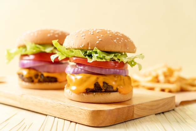 hamburguesa de ternera fresca y sabrosa con queso y papas fritas