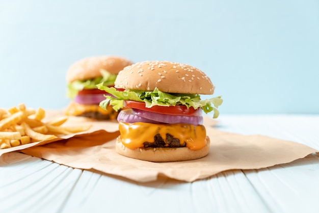 hamburguesa de ternera fresca y sabrosa con queso y papas fritas