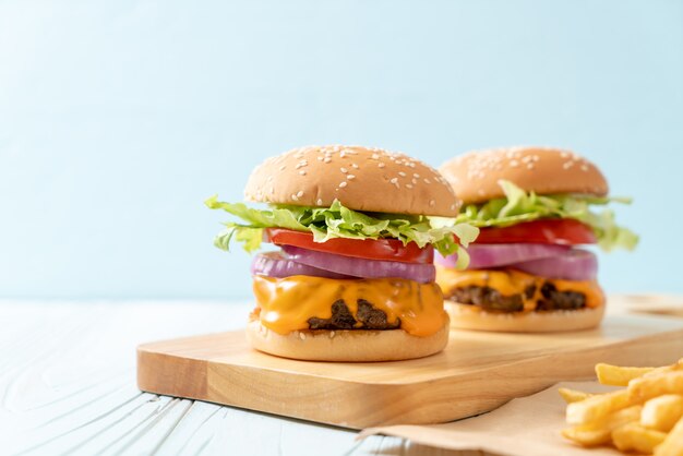 hamburguesa de ternera fresca y sabrosa con queso y papas fritas