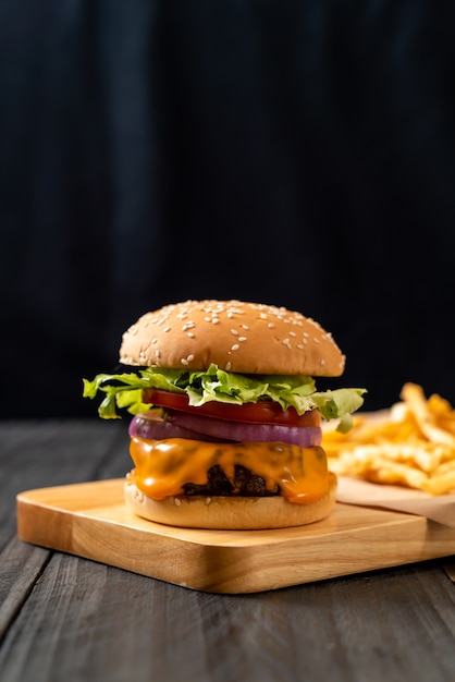 hamburguesa de ternera fresca y sabrosa con queso y papas fritas