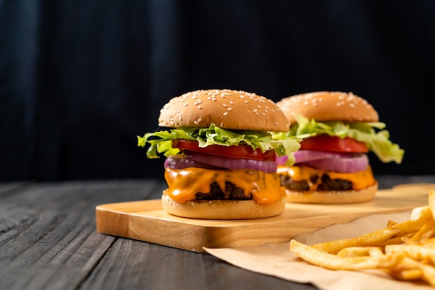 hamburguesa de ternera fresca y sabrosa con queso y papas fritas