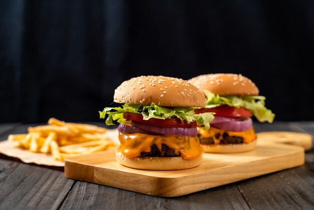 hamburguesa de ternera fresca y sabrosa con queso y papas fritas