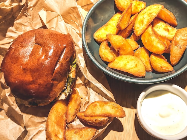 Hamburguesa de ternera con gajos de patata frita Vista superior