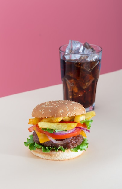 Foto hamburguesa de ternera jugosa fresca colocada sobre fondo beige creativo, orientación vertical isométrica