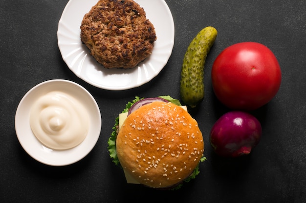 Hamburguesa de ternera con lechuga y salsa en la pizarra negra