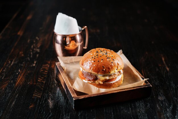 Hamburguesa de ternera en mesa de madera Menú de pub