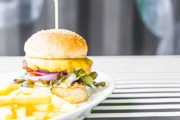 hamburguesa de ternera con papas fritas