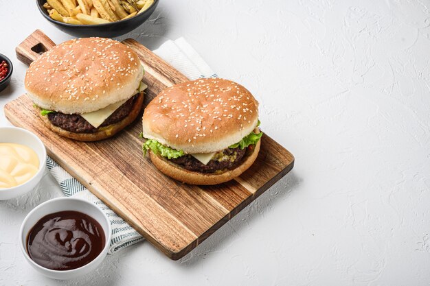 Hamburguesa de ternera a la parrilla con queso sobre mesa de madera