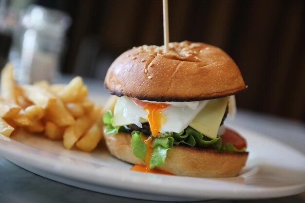 Hamburguesa de ternera con patatas fritas