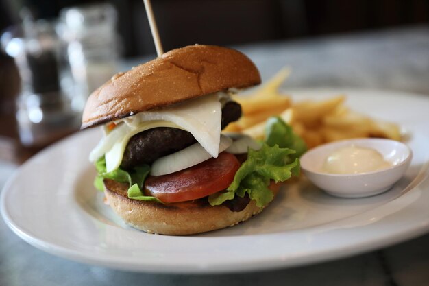 Hamburguesa de ternera con patatas fritas