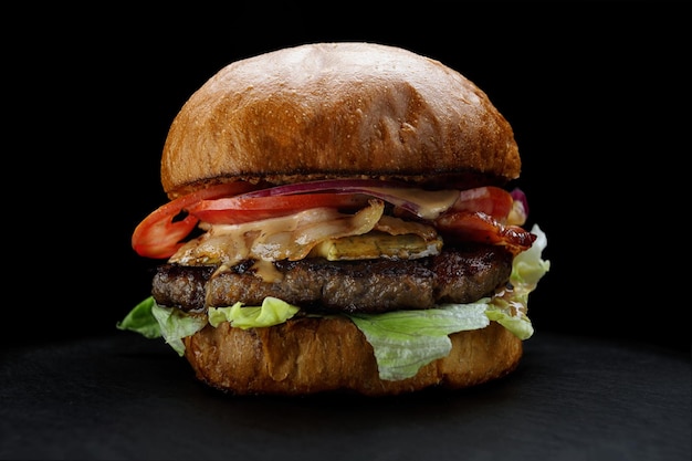 Hamburguesa de ternera y queso dor azul sobre un fondo negro