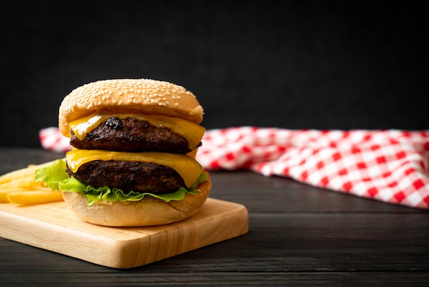 Hamburguesa de ternera con queso y patatas fritas