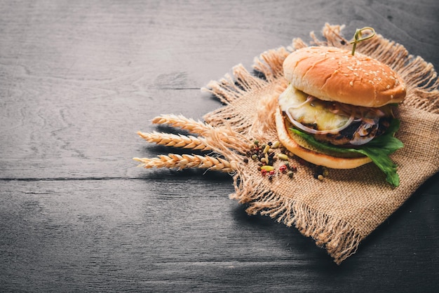 Hamburguesa de ternera Sobre un fondo de madera Vista superior Espacio libre para texto