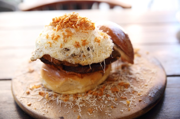 Hamburguesa de ternera sobre fondo de madera