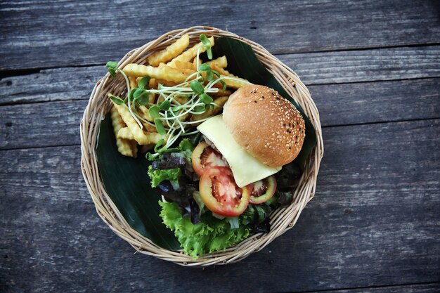 Hamburguesa de ternera sobre superficie de madera