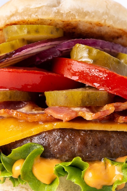 Hamburguesa de ternera con tocino aislado