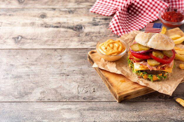 Hamburguesa de ternera con tocino en mesa de madera