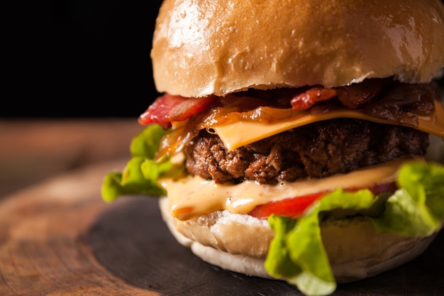 Hamburguesa de ternera, tocino y queso