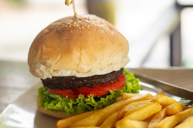 Hamburguesa de ternera y tomate