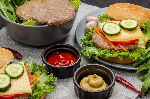 Hamburguesa de ternera con verduras en un tazón Hamburguesa con queso con hojas de pepino y zanahorias