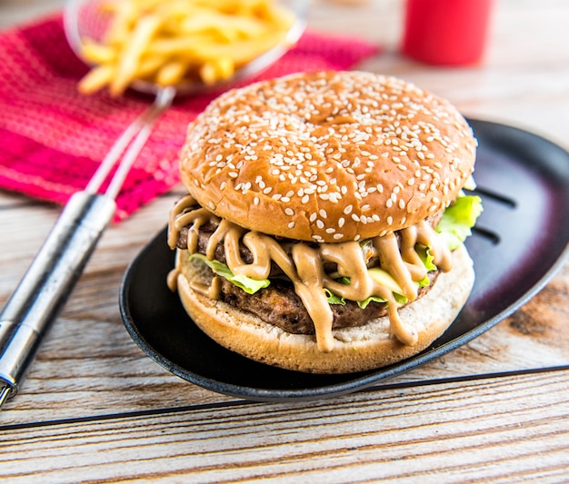 Hamburguesa en textura de papel tapiz de madera