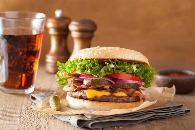 Hamburguesa de tocino y queso con pepinillos cebolla de tomate