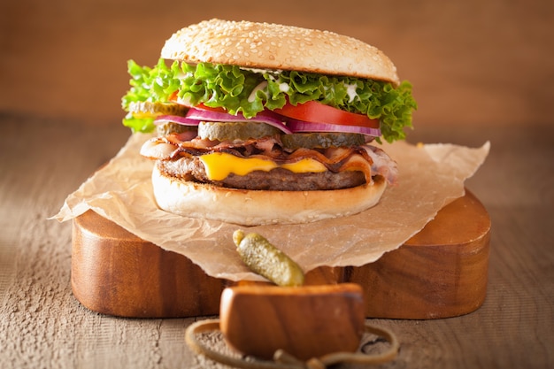 Hamburguesa de tocino y queso con pepinillos cebolla de tomate