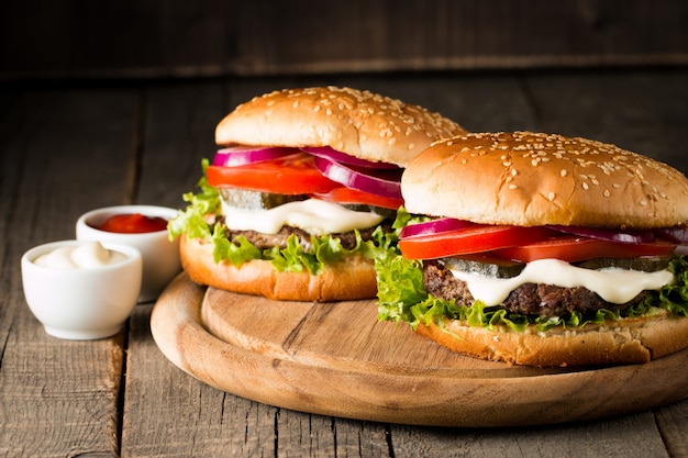 Hamburguesa Con Tomate, Ternera Y Salsa.