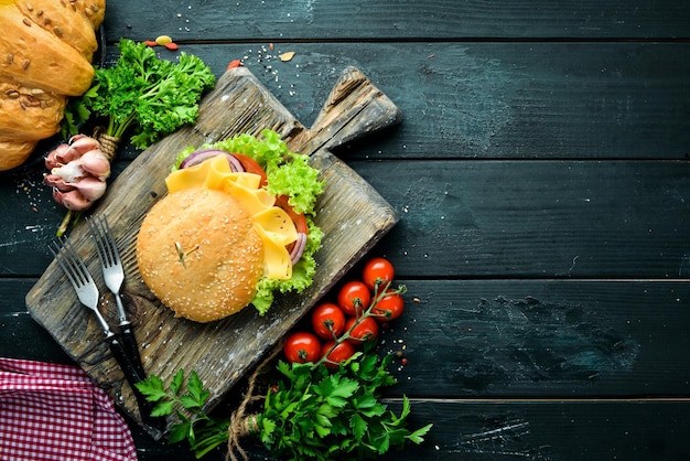 Hamburguesa con tomates con queso y cebolla Desayuno Vista superior Espacio libre para su texto