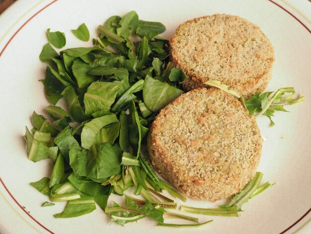 Hamburguesa vegana con ensalada