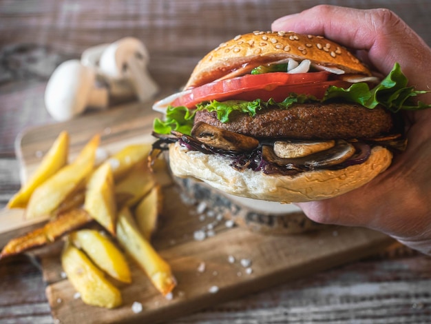 Hamburguesa vegana con patatas fritas