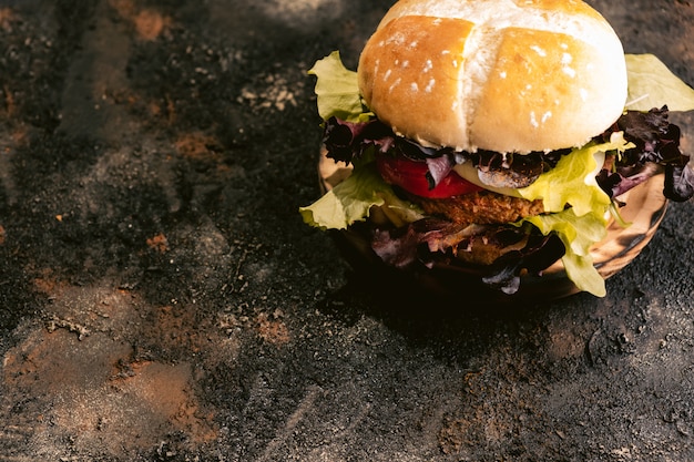 Hamburguesa vegana Seitan en superficie de madera con verduras. Comida vegana saludable