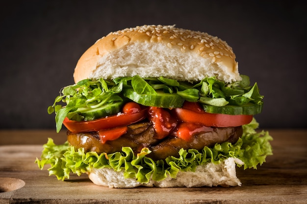 Hamburguesa vegana con seitán y verduras en la mesa de madera Carne falsa.