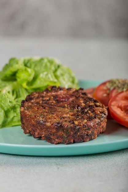 Hamburguesa vegana con tomate y lechuga