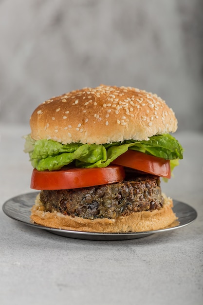 Foto hamburguesa vegana con tomate y lechuga