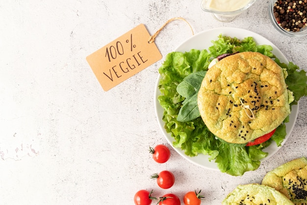 Foto hamburguesa vegetariana casera con chuleta de remolacha y verduras