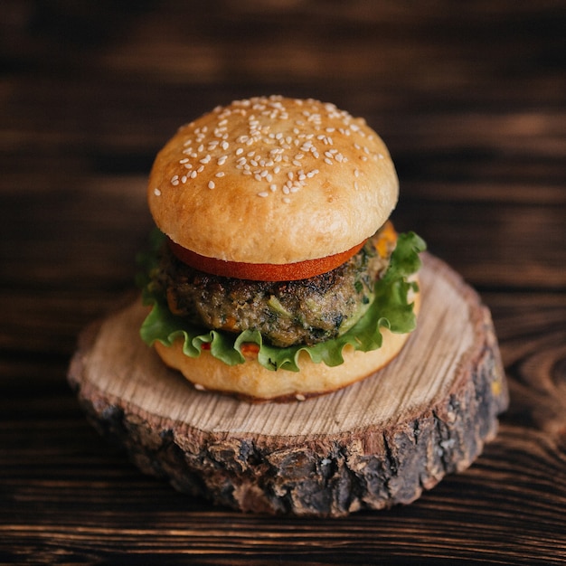 Hamburguesa vegetariana casera en un soporte de madera de cerca