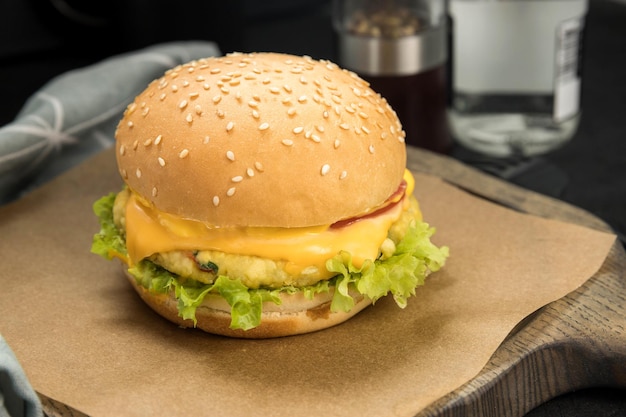 Foto hamburguesa vegetariana con chuleta de tofu en un servidor de madera