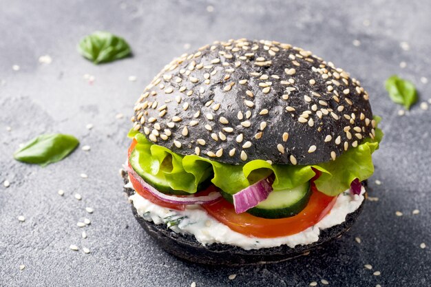 Hamburguesa vegetariana con crema de queso y verduras.