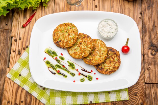 Hamburguesa vegetariana con espinacas y verduras