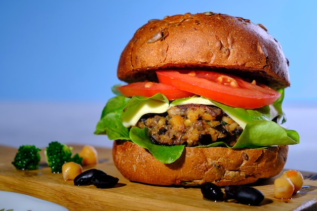 Foto hamburguesa vegetariana de garbanzos con frijoles negros y portabello vegano