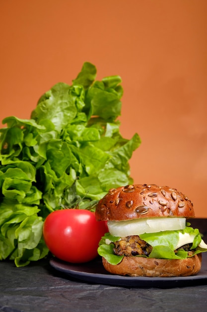 Hamburguesa vegetariana de garbanzos con frijoles negros y portabello vegano